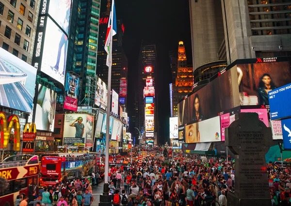 Times Square com as pessoas à noite — Fotografia de Stock