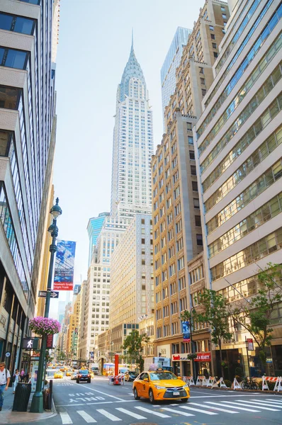 New York street med Chrysler building — Stockfoto