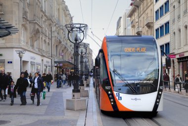 Rue du Rhone Sokağı'nda tramvay