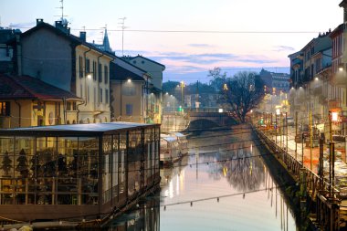 Milan kanalda Naviglio Grande