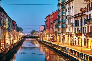 Milan kanalda Naviglio Grande