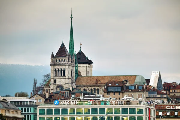 Женевский городской пейзаж с собором Святого Пьера — стоковое фото
