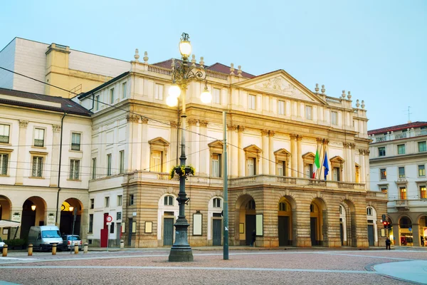 Bina Milano'da la Scala opera — Stok fotoğraf