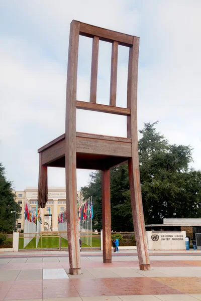Zerbrochenes Stuhl-Denkmal in Genf — Stockfoto