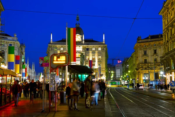 Via Dante shoppinggatan i Milano — Stockfoto