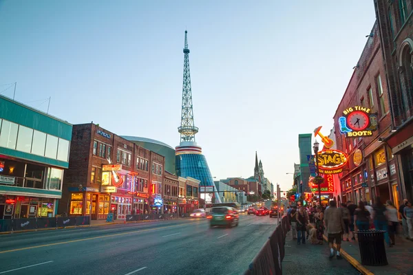 Downtown Nashville com pessoas à noite — Fotografia de Stock