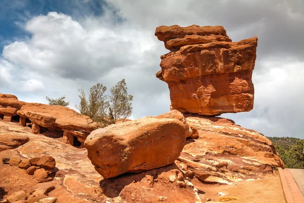 Balancing rock in Garden of   Gods — Stock Photo, Image