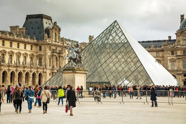 Pyramida v Louvru v Paříži — Stock fotografie