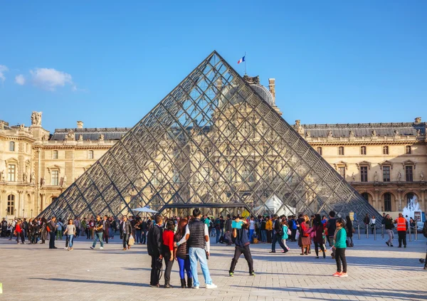 파리의 루브르 박물관 피라미드 — 스톡 사진