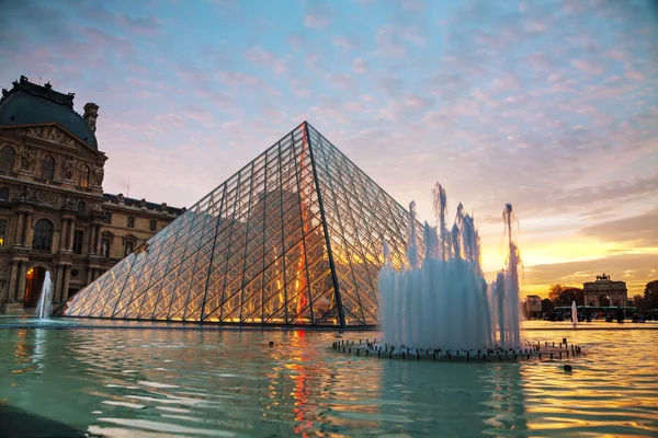 Pyramida v Louvru v Paříži — Stock fotografie