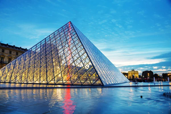 Πυραμίδα του Λούβρου στο Παρίσι — Φωτογραφία Αρχείου