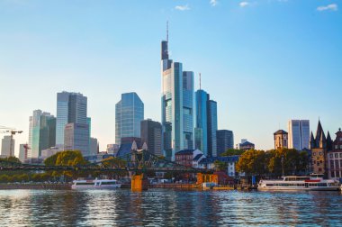 Frankfurt cityscape gün batımında