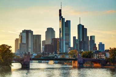 Frankfurt cityscape gün batımında