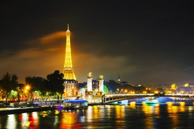 Paris cityscape gece Eyfel Kulesi ile