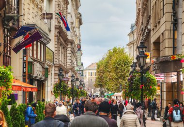 Turistlerle dolu Vaci Sokağı