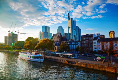Frankfurt cityscape gün batımında
