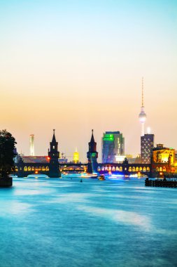 Berlin cityscape Oberbaum bridge ile