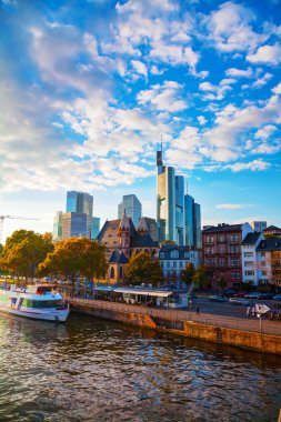Frankfurt cityscape gün batımında