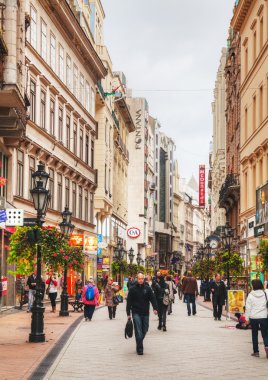 Turistlerle dolu Vaci Sokağı 