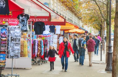Güneşli bir günde bir Paris sokağı