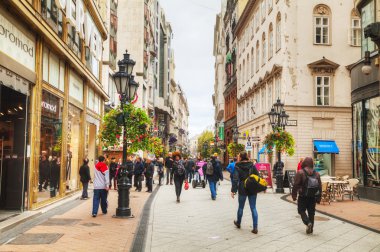 Turistlerle dolu Vaci Sokağı