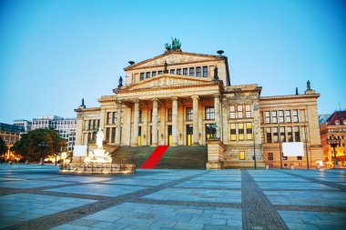 Berlin Gendarmenmarkt Meydanı'nda konser salonu (Konzerthaus)