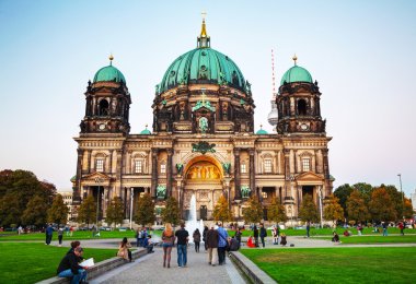 Berliner Dom akşam