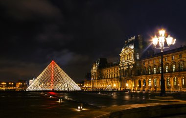 Gece Paris'te Louvre piramit