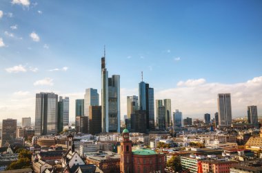 Frankfurt am Maine cityscape güneşli bir günde