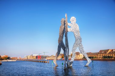 Molecul adam heykel, Berlin, Almanya