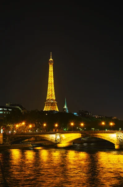 Paris cidade com Torre Eiffel à noite — Fotografia de Stock