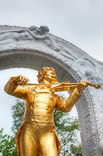 Johann Strauss statue at Stadtpark in Vienna — Stock Photo, Image