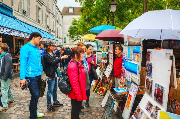 Drukke straat op de heuvel van Montmartre in Parijs — Stockfoto