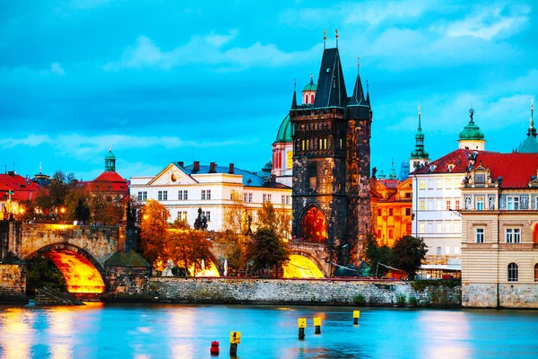 La Ciudad Vieja con la torre del puente Charles en Praga — Foto de Stock