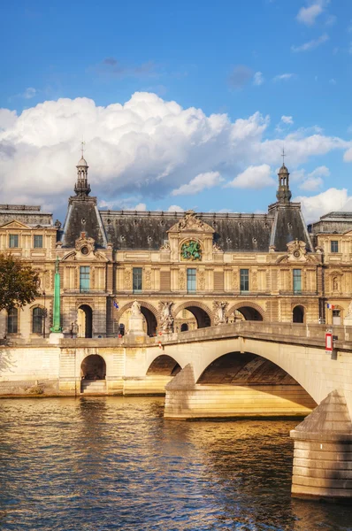 El palacio del Louvre en París, Francia —  Fotos de Stock