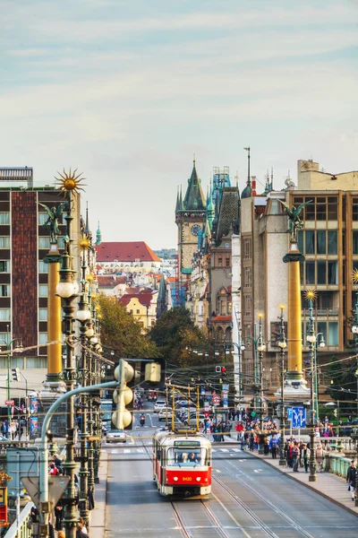 Spårvagn på gamla gata i Prag — Stockfoto