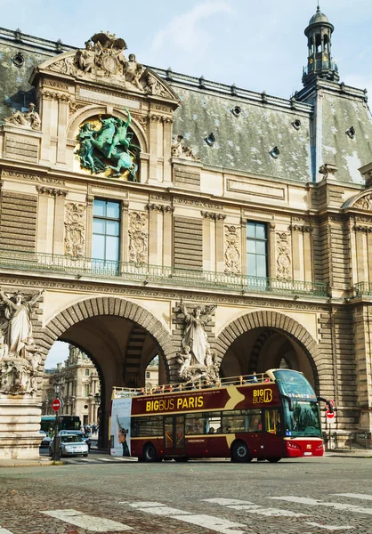 Turistický autobus na vstupu do Louvre v Paříži — Stock fotografie