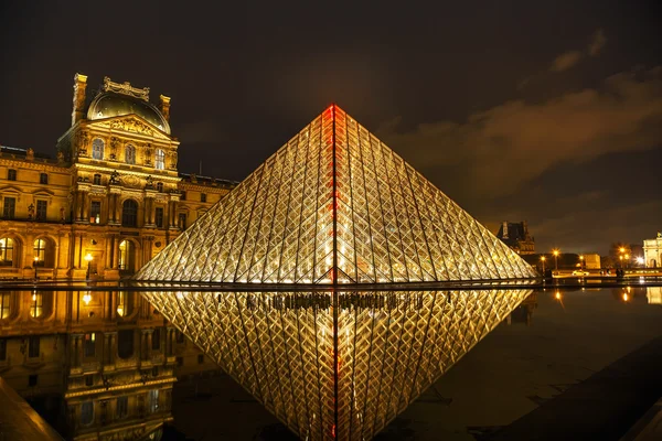 Gece Paris'te Louvre piramit — Stok fotoğraf
