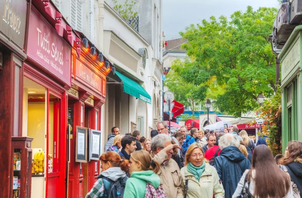 Crowded street on the Montmartre hill in Paris — Stock Photo, Image