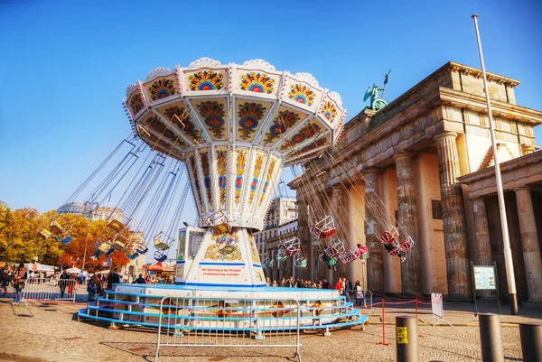18 日广场附近的勃兰登堡门在柏林，德国 — 图库照片