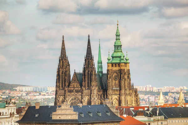 Vista aérea de Praga con la Catedral de San Vito —  Fotos de Stock