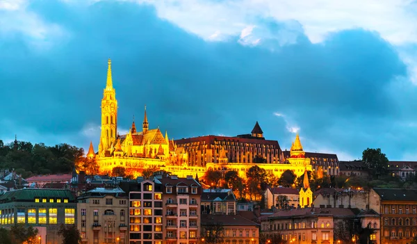 Vecchia Budapest con la chiesa di Matthias — Foto Stock