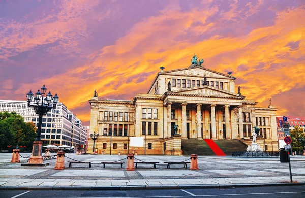 Berlin Gendarmenmarkt Meydanı'nda konser salonu (Konzerthaus)