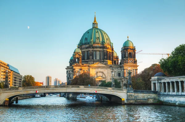 Katedra Berliner Dom w godzinach wieczornych — Zdjęcie stockowe