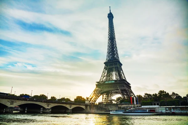 Paysage urbain de Paris avec tour Eiffel — Photo