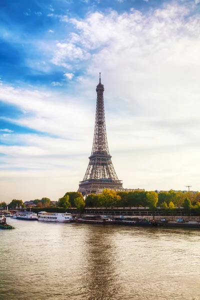 Paysage urbain de Paris avec tour Eiffel — Photo