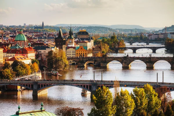 Prag charles Köprüsü ile eski genel bakış — Stok fotoğraf