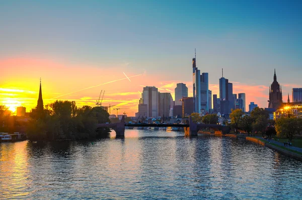 Paisaje urbano de Frankfurt al atardecer — Foto de Stock