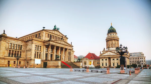 Piazza Gendarmenmarkt con sala concerti a Berlino — Foto Stock