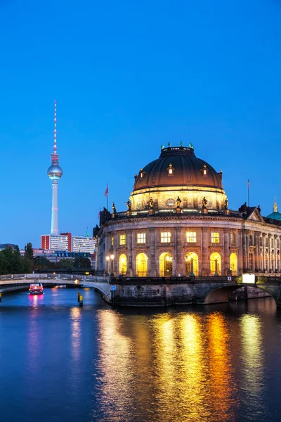 Paisaje urbano de Berlín temprano en la noche — Foto de Stock